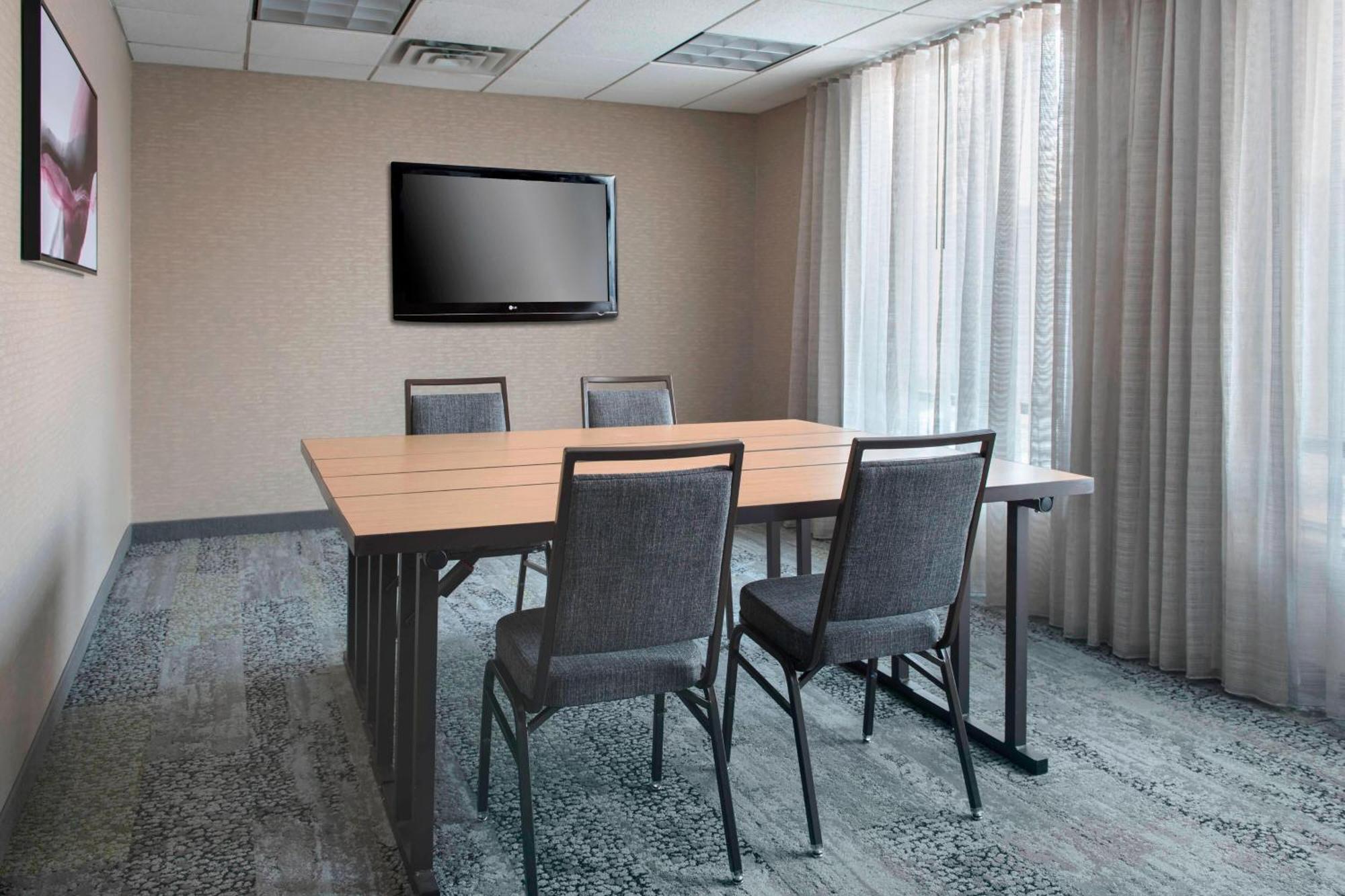 Готель Courtyard By Marriott Lebanon Екстер'єр фото