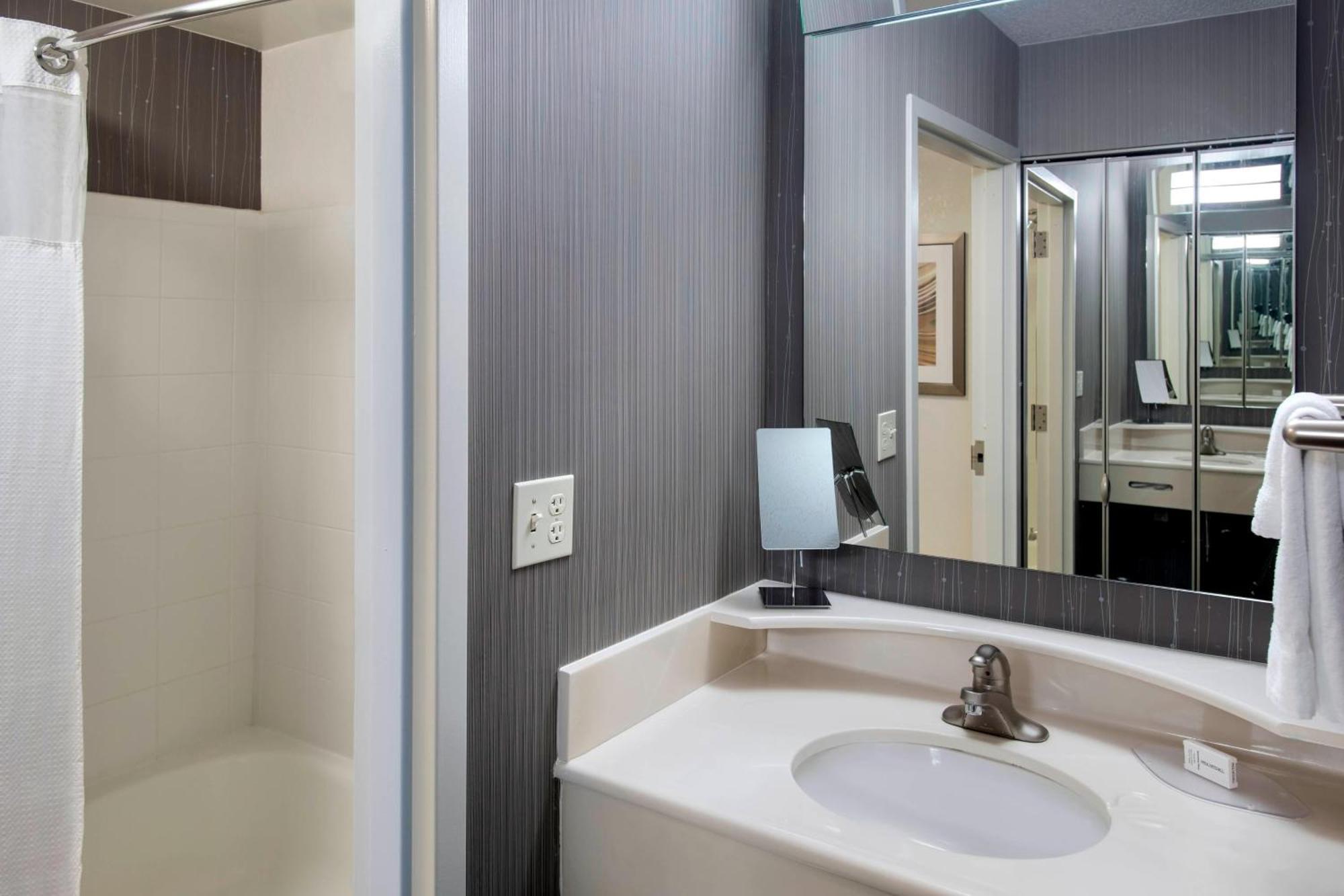 Готель Courtyard By Marriott Lebanon Екстер'єр фото