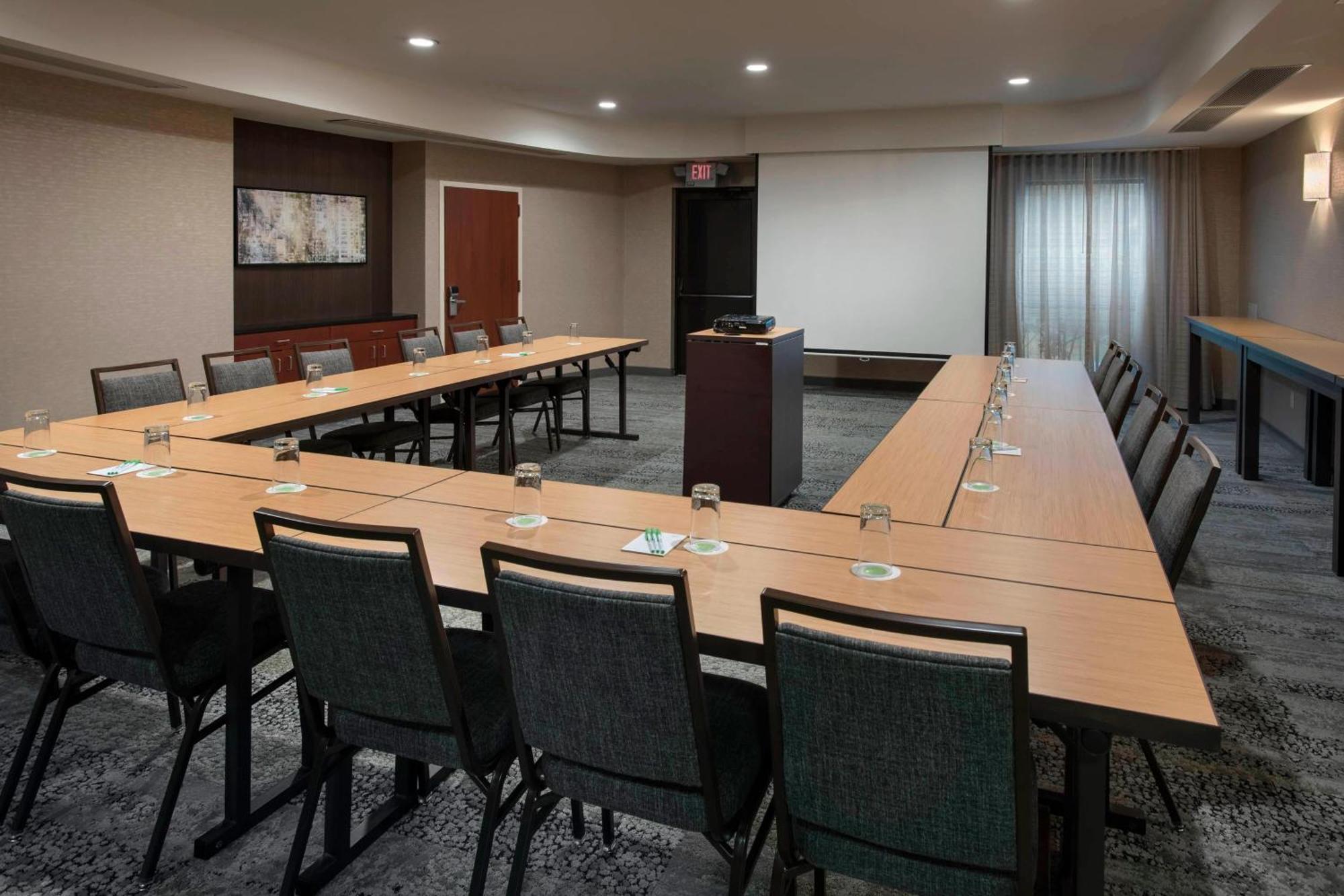 Готель Courtyard By Marriott Lebanon Екстер'єр фото