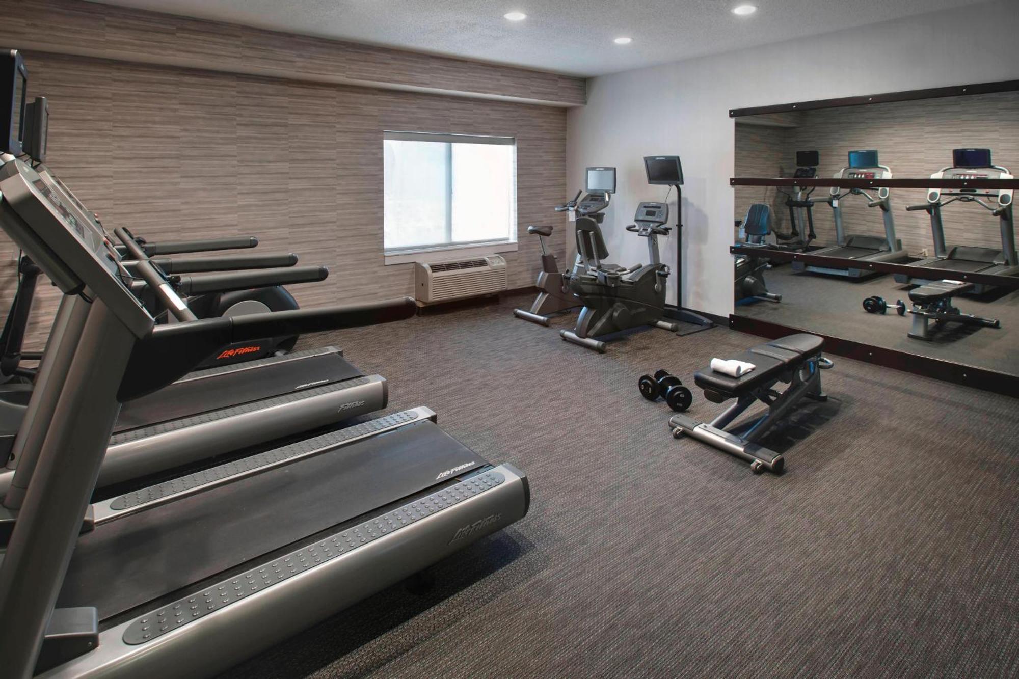 Готель Courtyard By Marriott Lebanon Екстер'єр фото